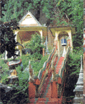 พระพุทธบาทจำลองและหอระฆัง